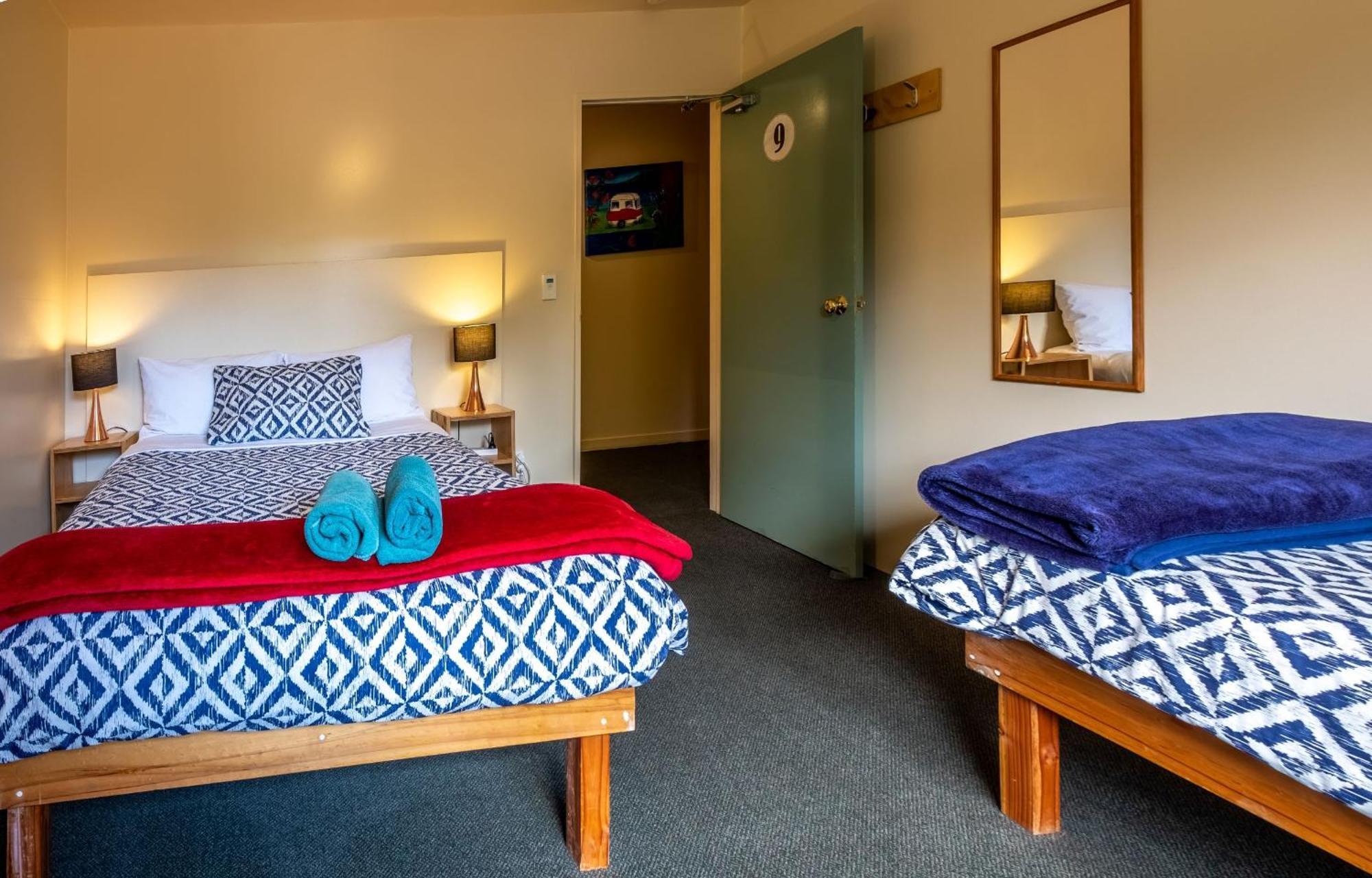 Kakapo Lodge แฮนเมอร์สปริงส์ ภายนอก รูปภาพ